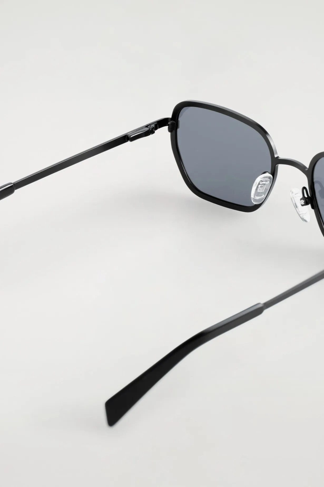 RECHTECKIGE SONNENBRILLE MIT METALLGESTELL
