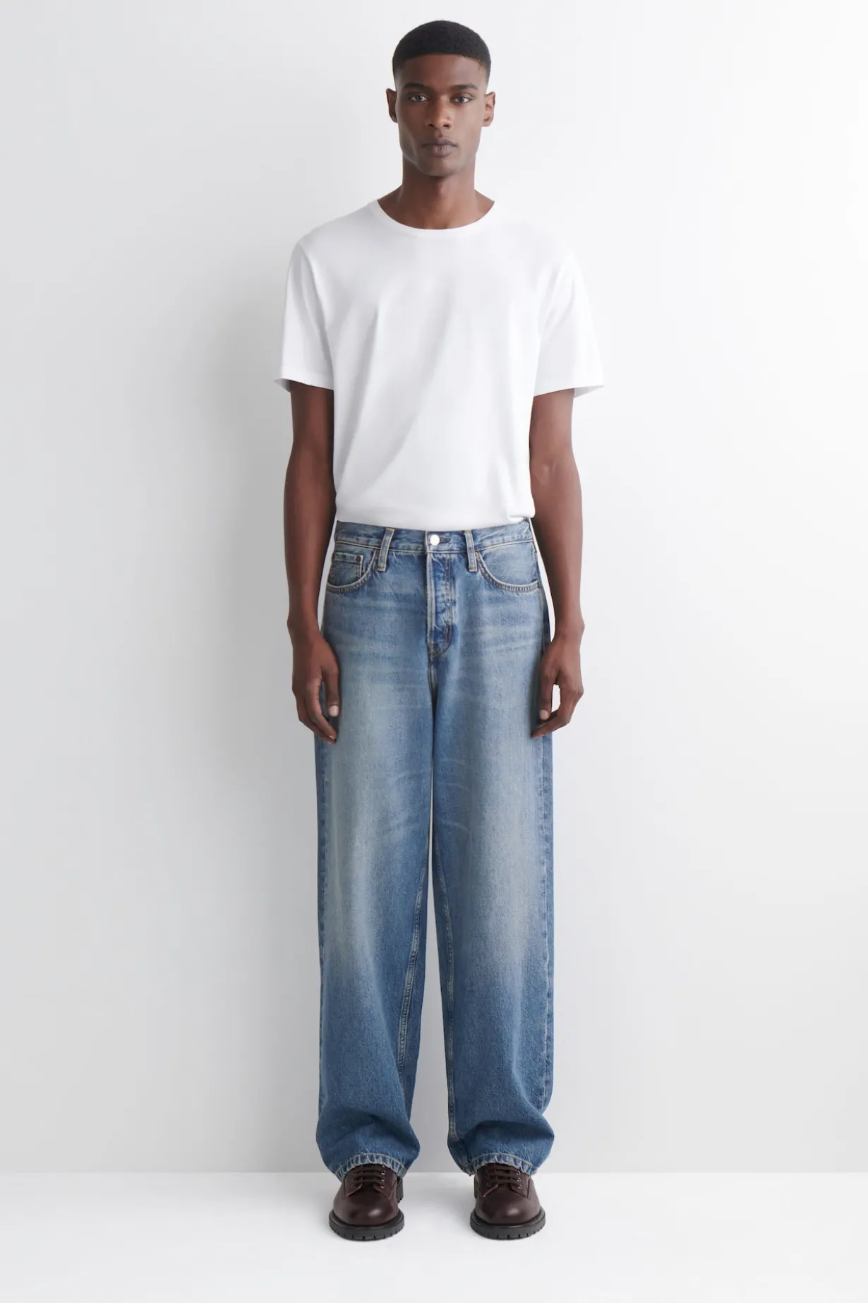 RIDER JEANS MIT GERADEM BEIN UND LOCKERER PASSFORM