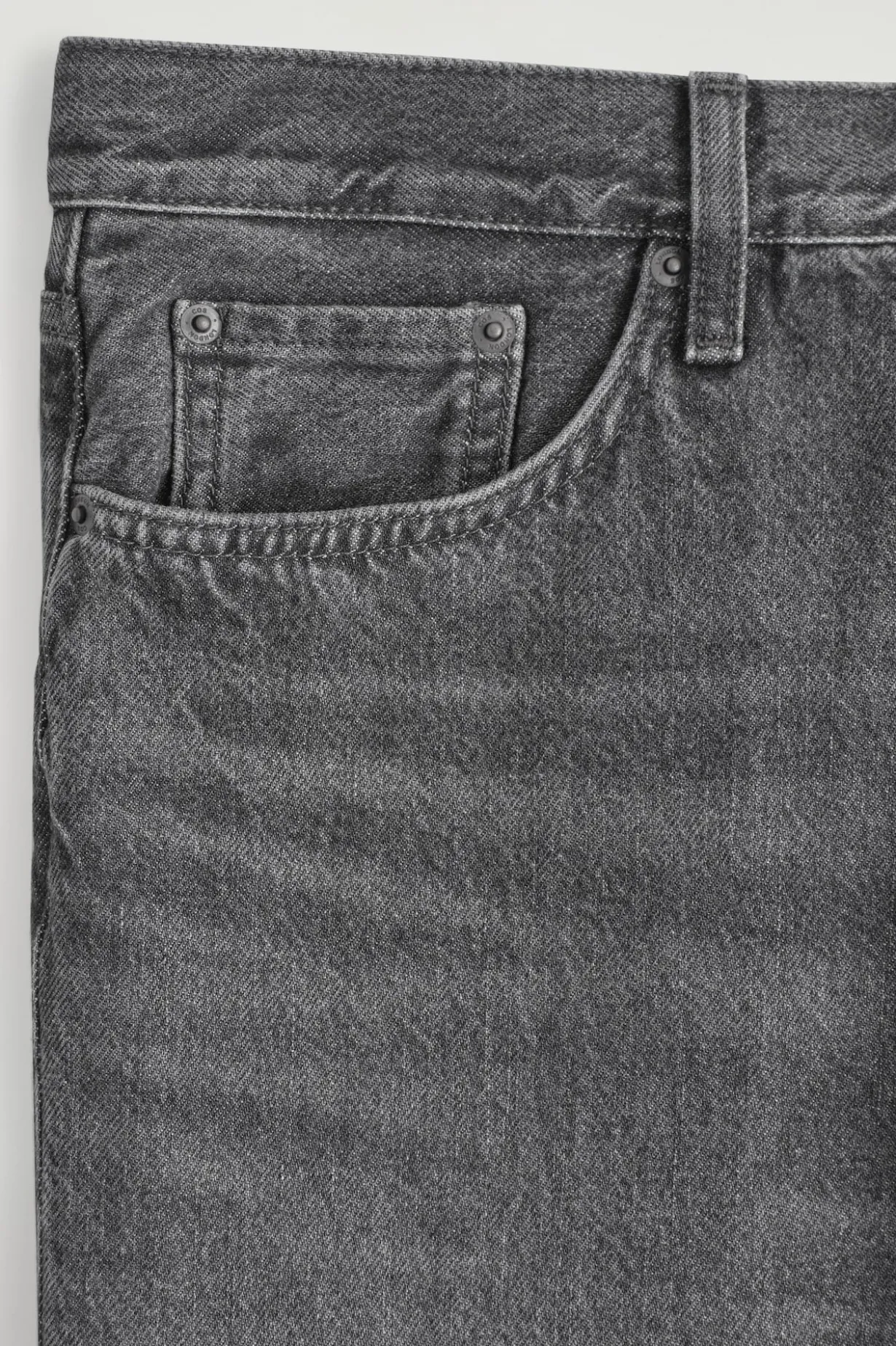 RIDER JEANS MIT GERADEM BEIN UND LOCKERER PASSFORM