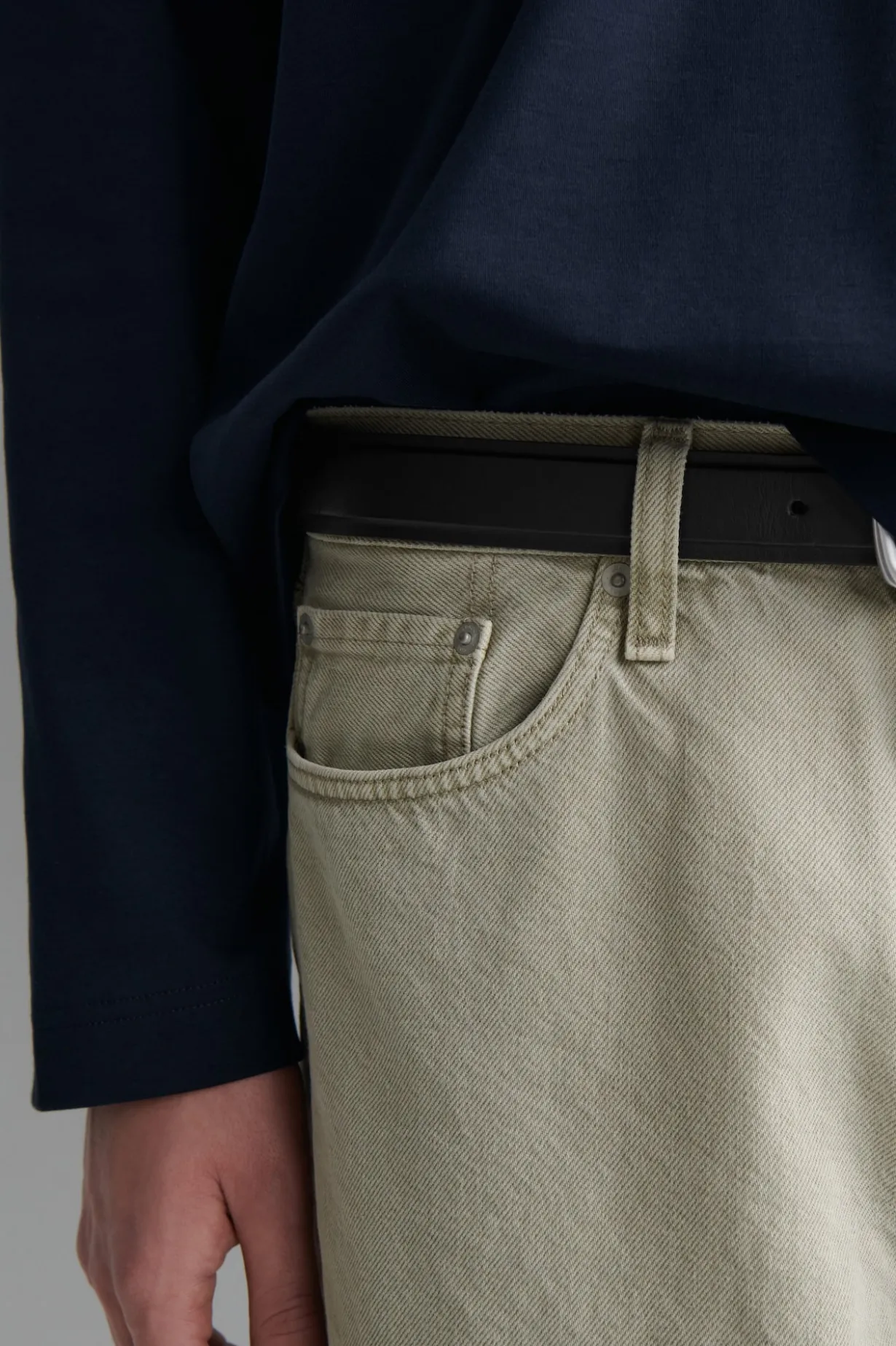 RIDER JEANS MIT GERADEM BEIN UND LOCKERER PASSFORM