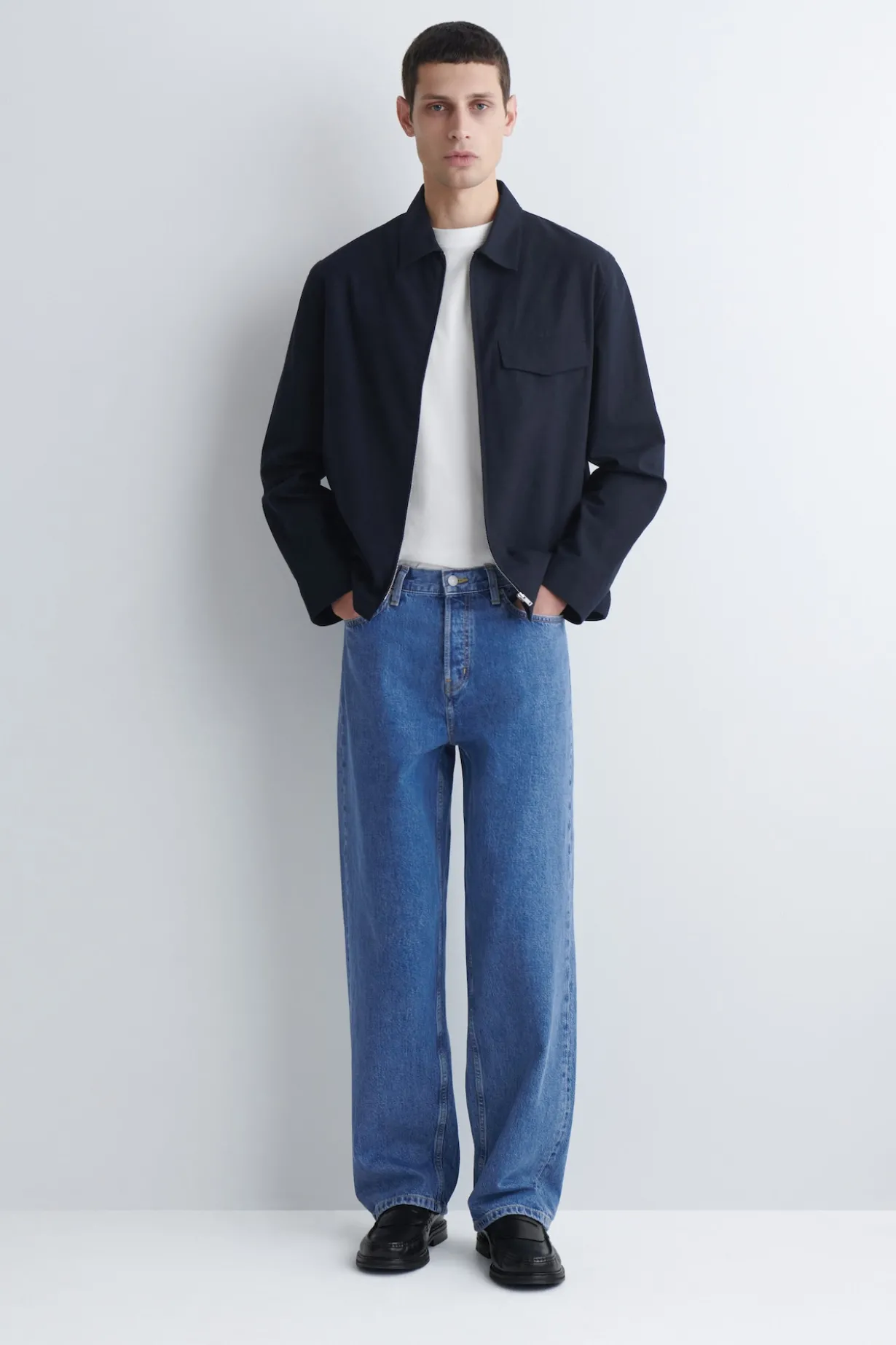 RIDER JEANS MIT GERADEM BEIN UND LOCKERER PASSFORM