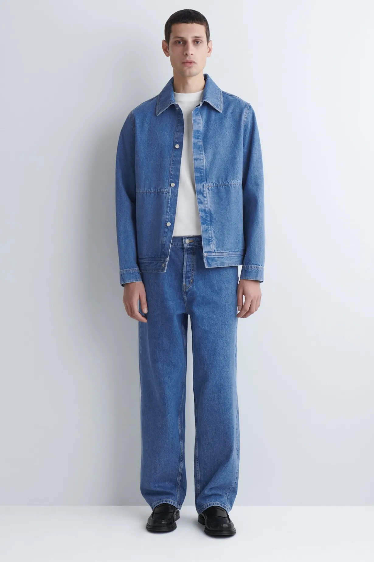 RIDER JEANS MIT GERADEM BEIN UND LOCKERER PASSFORM