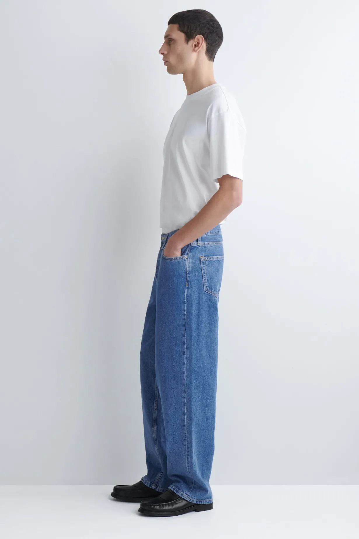 RIDER JEANS MIT GERADEM BEIN UND LOCKERER PASSFORM