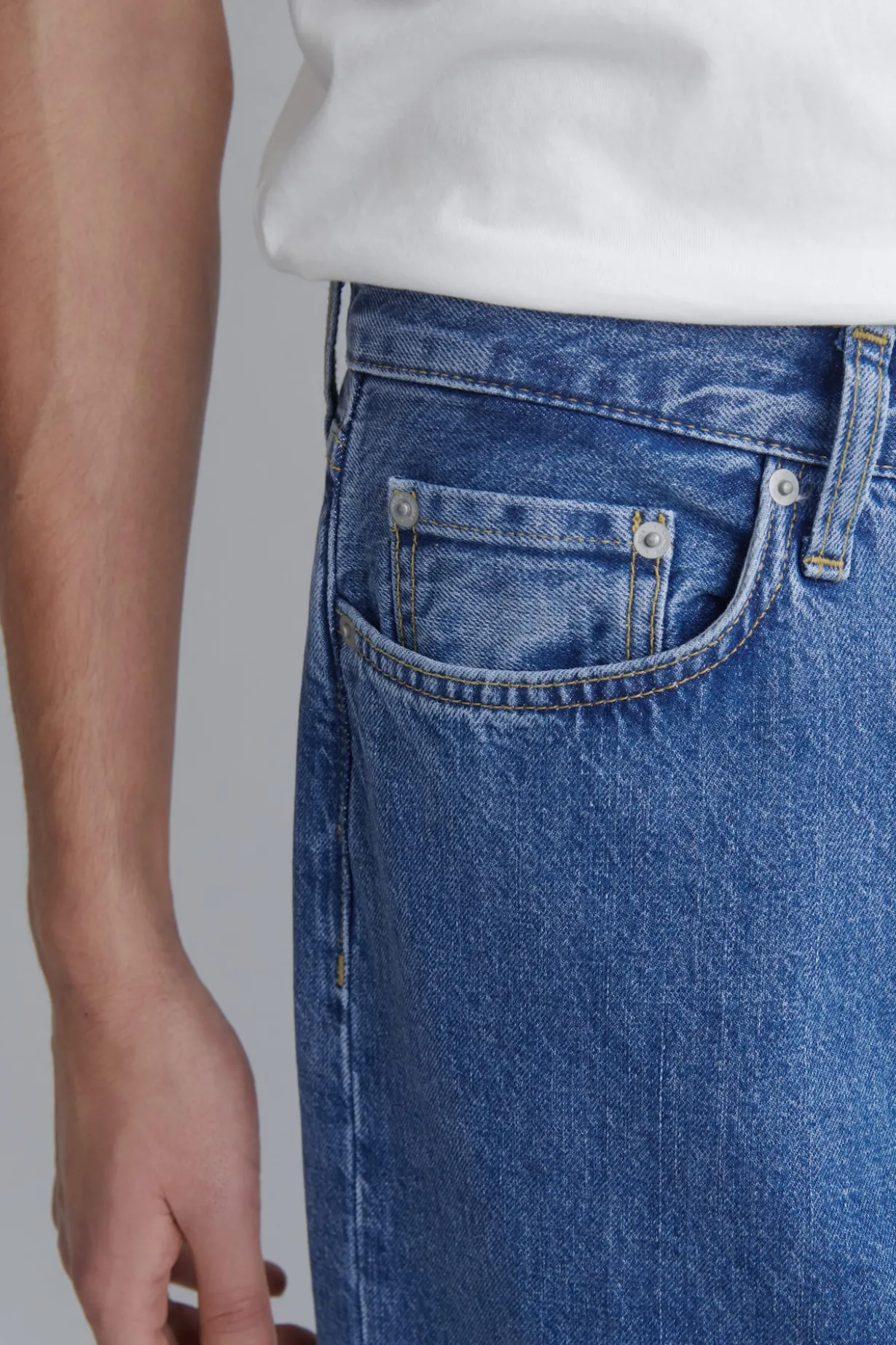 RIDER JEANS MIT GERADEM BEIN UND LOCKERER PASSFORM