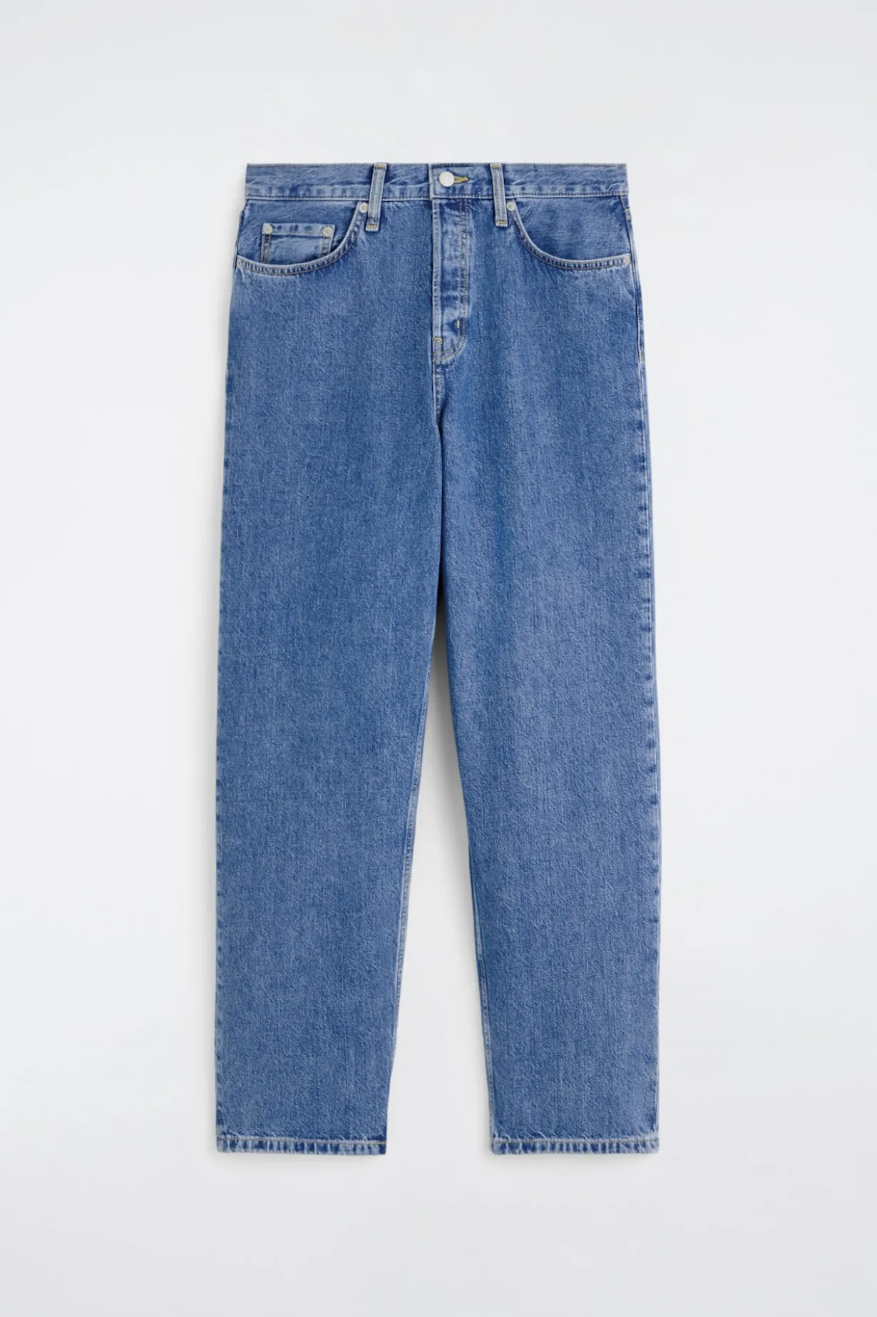 RIDER JEANS MIT GERADEM BEIN UND LOCKERER PASSFORM