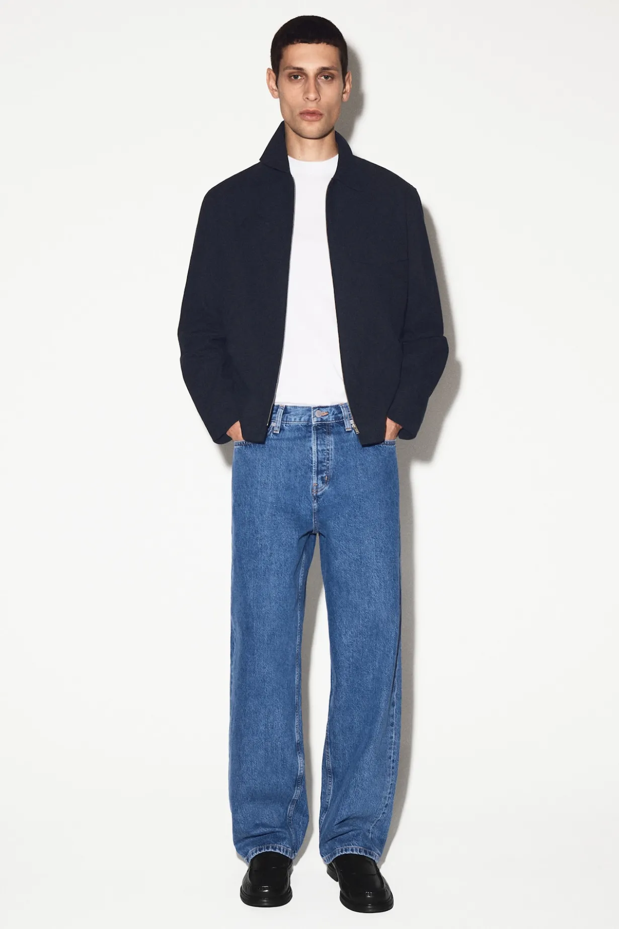 RIDER JEANS MIT GERADEM BEIN UND LOCKERER PASSFORM