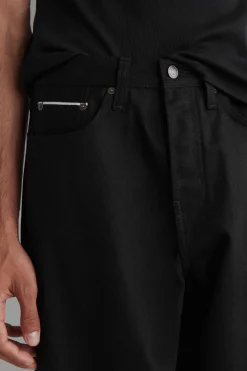 RIDER LOCKERE, GERADE SELVEDGE-JEANS AUS RAW DENIM