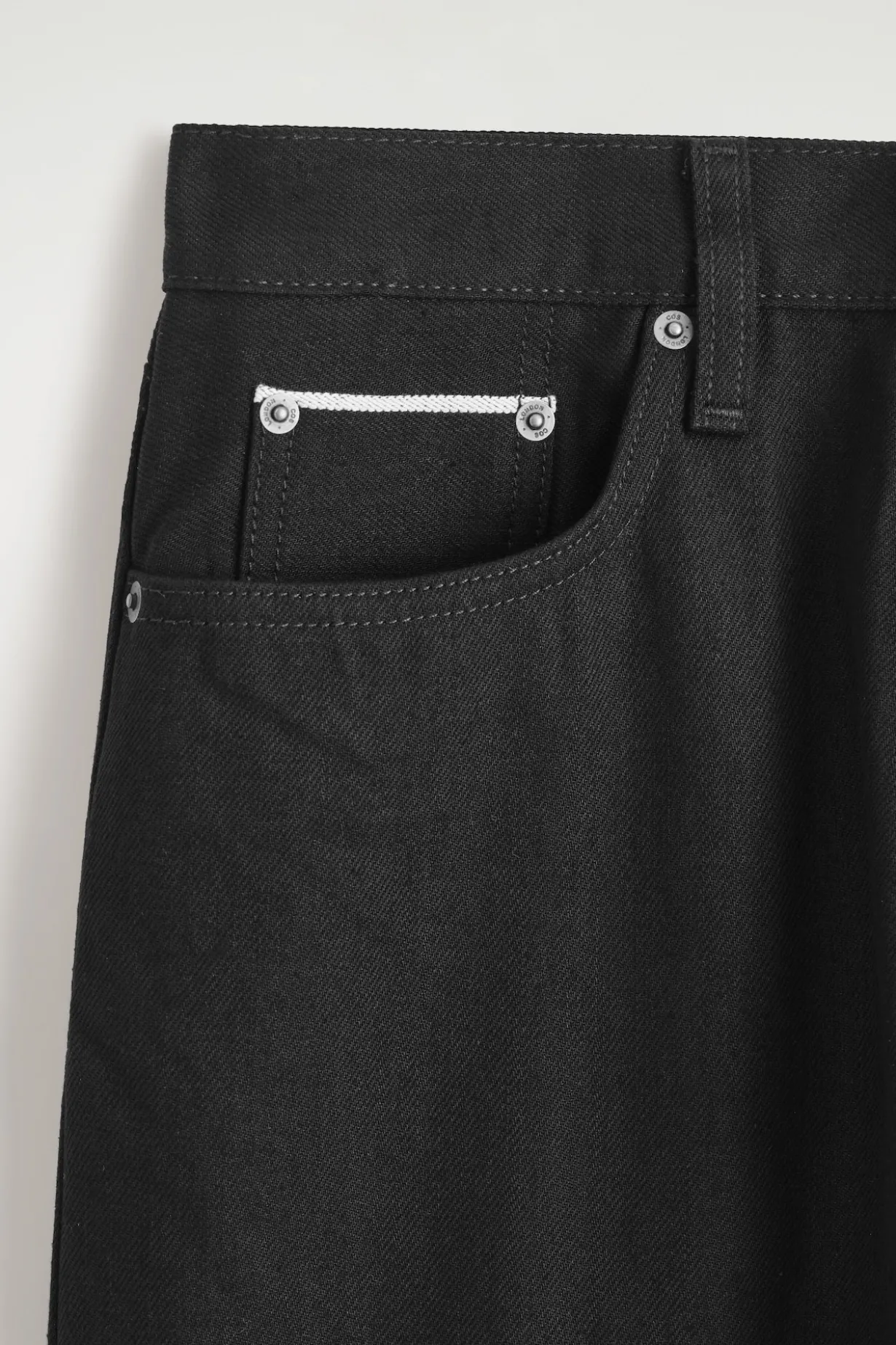 RIDER LOCKERE, GERADE SELVEDGE-JEANS AUS RAW DENIM