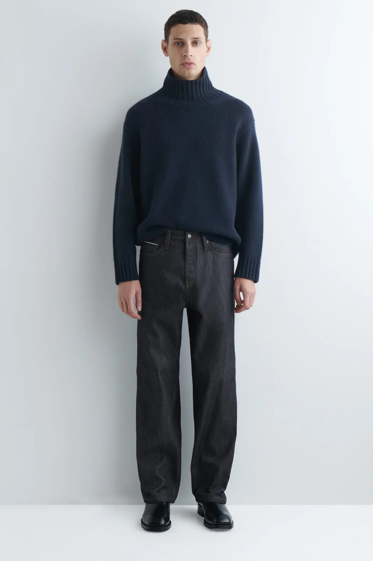 RIDER LOCKERE, GERADE SELVEDGE-JEANS AUS RAW DENIM