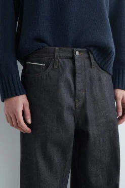 RIDER LOCKERE, GERADE SELVEDGE-JEANS AUS RAW DENIM