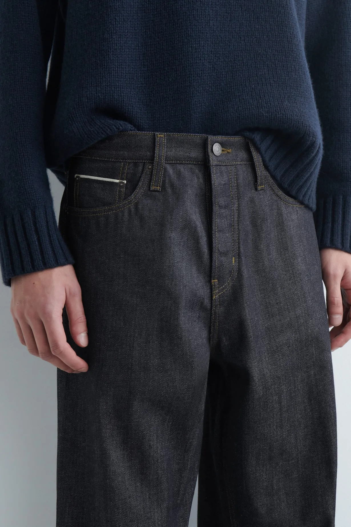 RIDER LOCKERE, GERADE SELVEDGE-JEANS AUS RAW DENIM