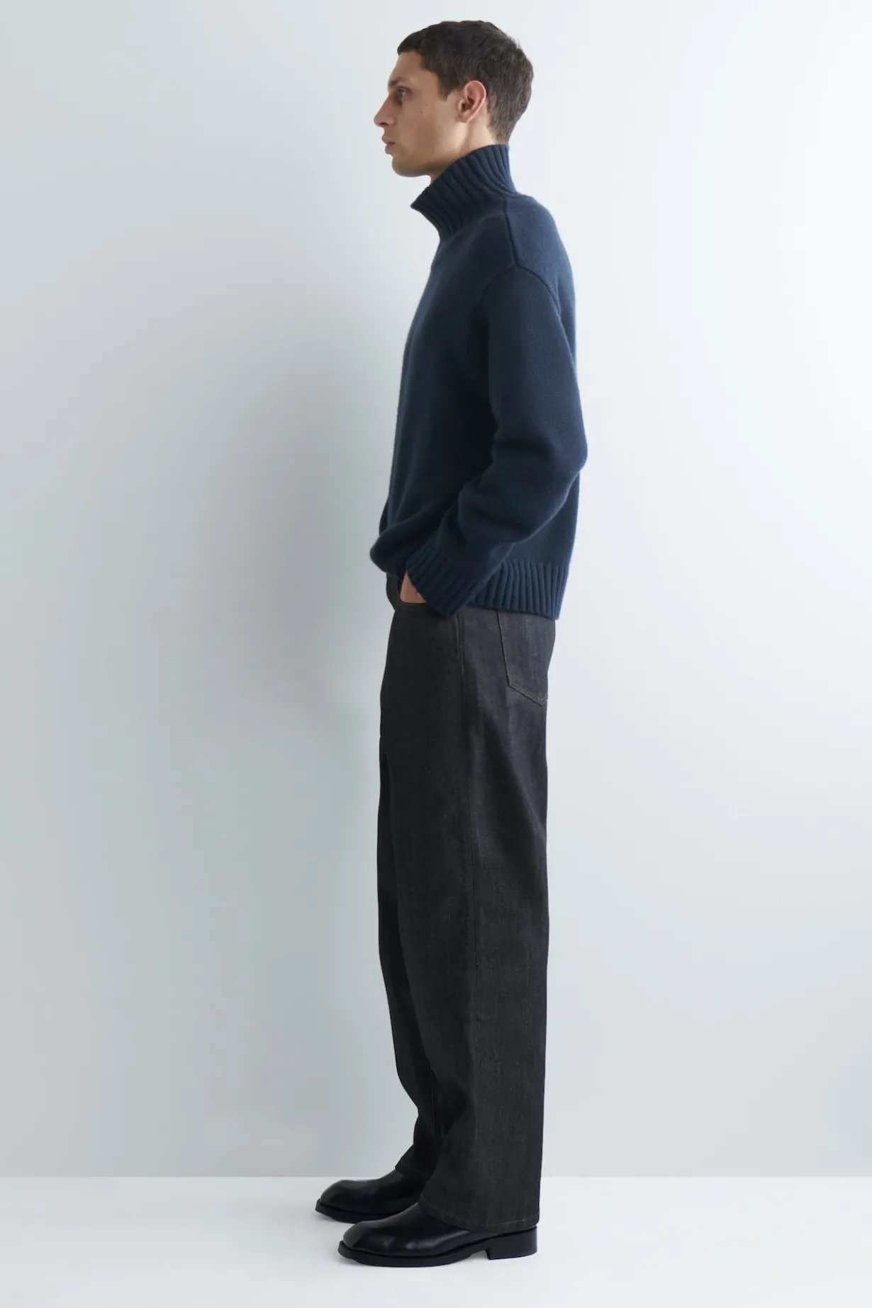 RIDER LOCKERE, GERADE SELVEDGE-JEANS AUS RAW DENIM