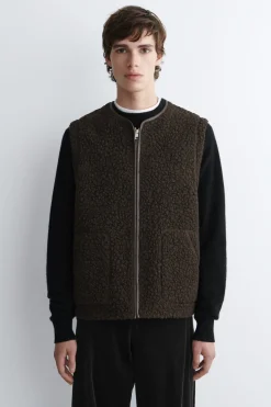ÄRMELLOSE TEDDYWESTE MIT LEDERDETAILS