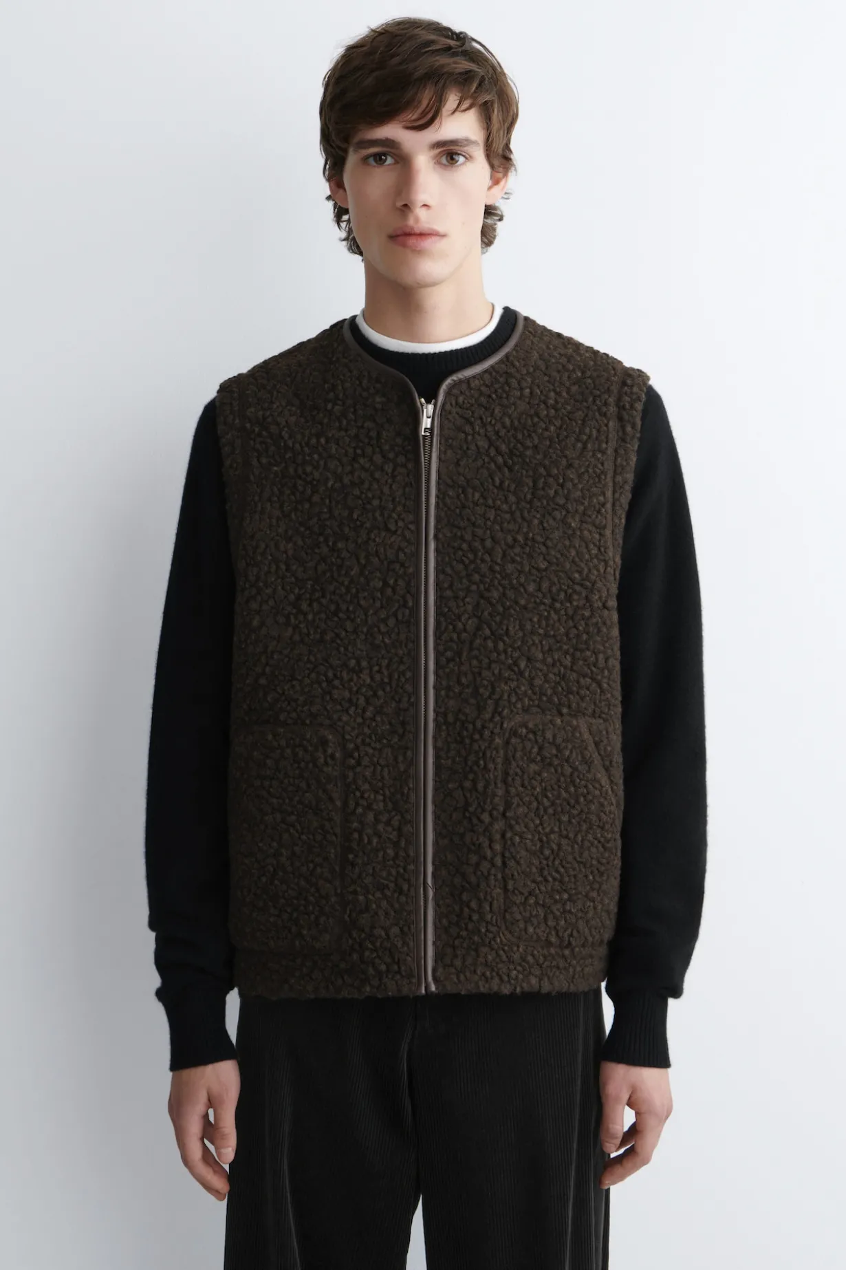 ÄRMELLOSE TEDDYWESTE MIT LEDERDETAILS