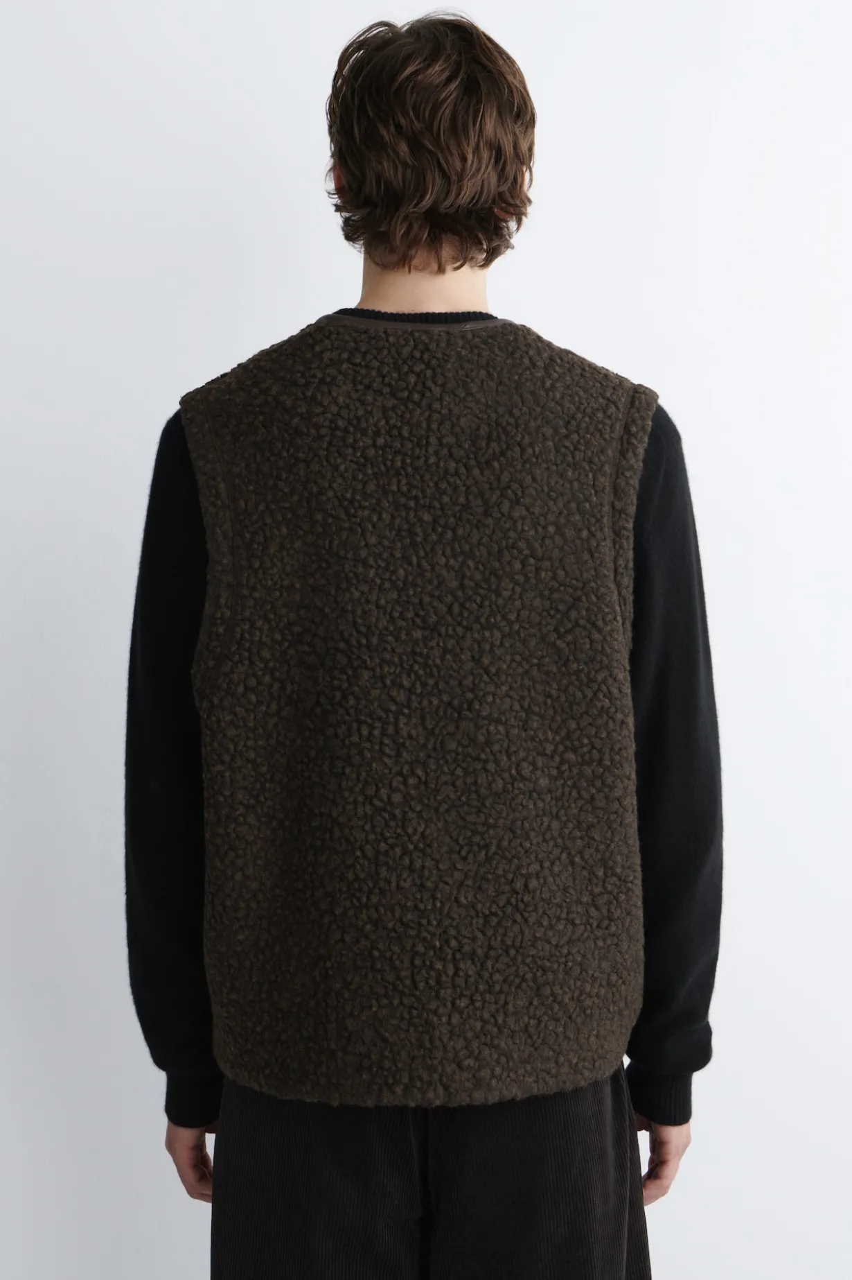 ÄRMELLOSE TEDDYWESTE MIT LEDERDETAILS