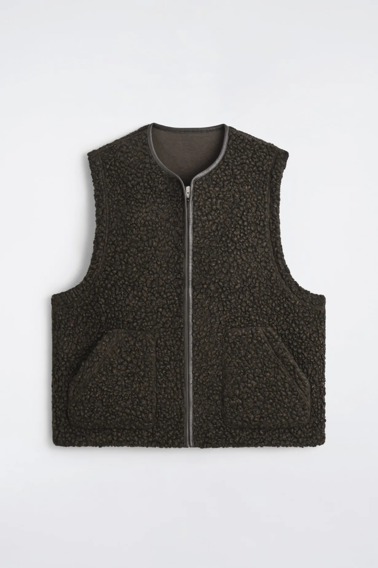 ÄRMELLOSE TEDDYWESTE MIT LEDERDETAILS