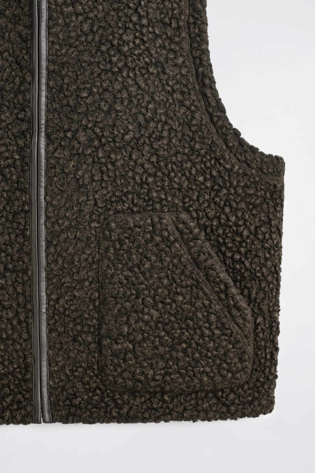 ÄRMELLOSE TEDDYWESTE MIT LEDERDETAILS