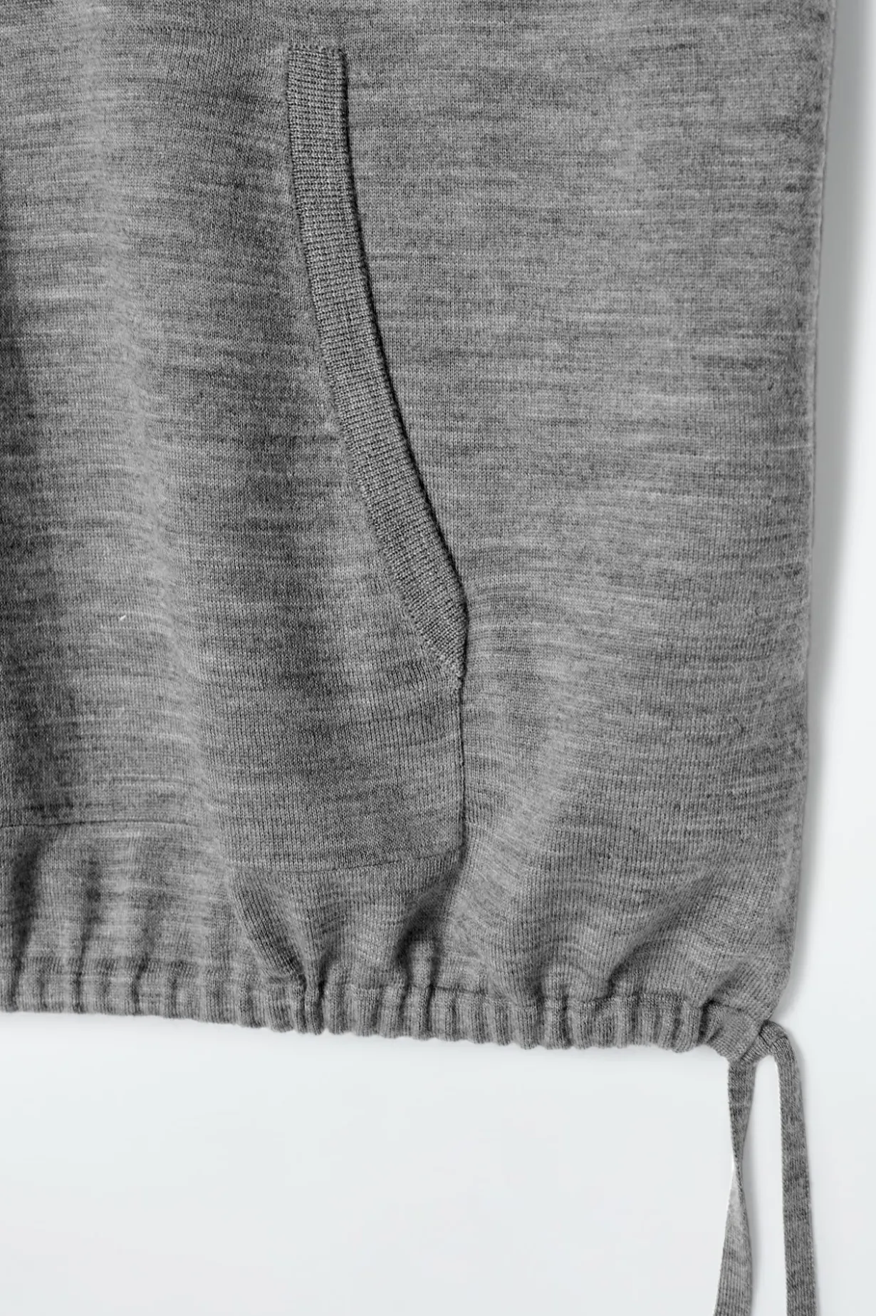 ÄRMELLOSER KAPUZENPULLOVER AUS MERINOWOLLE