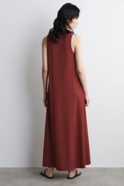 ÄRMELLOSES MIDIKLEID AUS STRICK