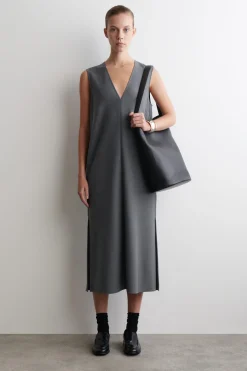 ÄRMELLOSES MIDIKLEID MIT V-AUSSCHNITT