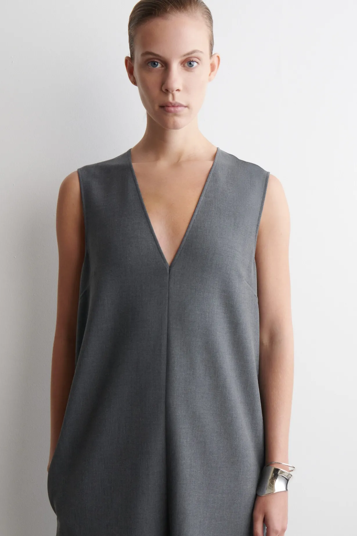 ÄRMELLOSES MIDIKLEID MIT V-AUSSCHNITT