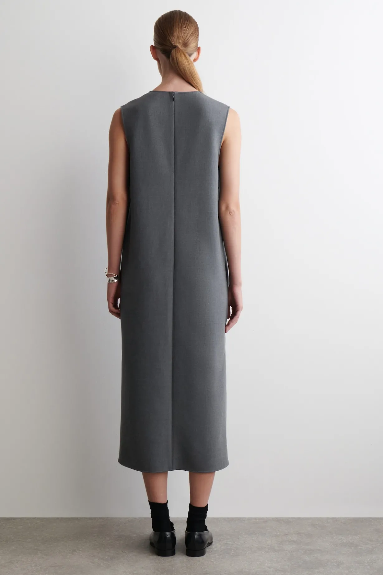 ÄRMELLOSES MIDIKLEID MIT V-AUSSCHNITT