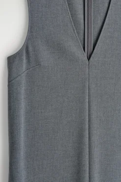 ÄRMELLOSES MIDIKLEID MIT V-AUSSCHNITT