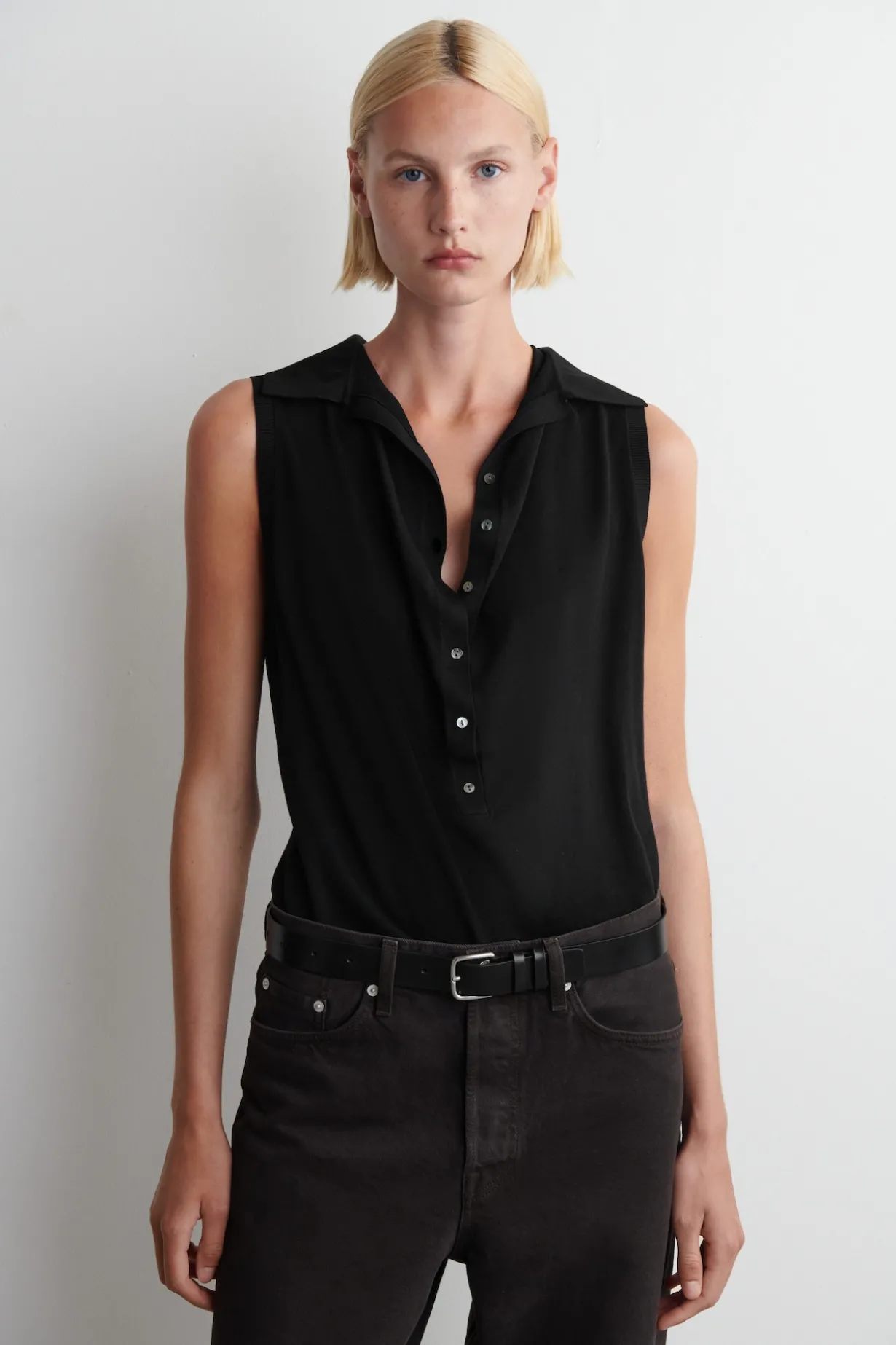 ÄRMELLOSES POLOSHIRT AUS SEIDEN-BAUMWOLL-MIX