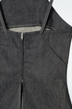 ÄRMELLOSES TOP AUS RAW DENIM