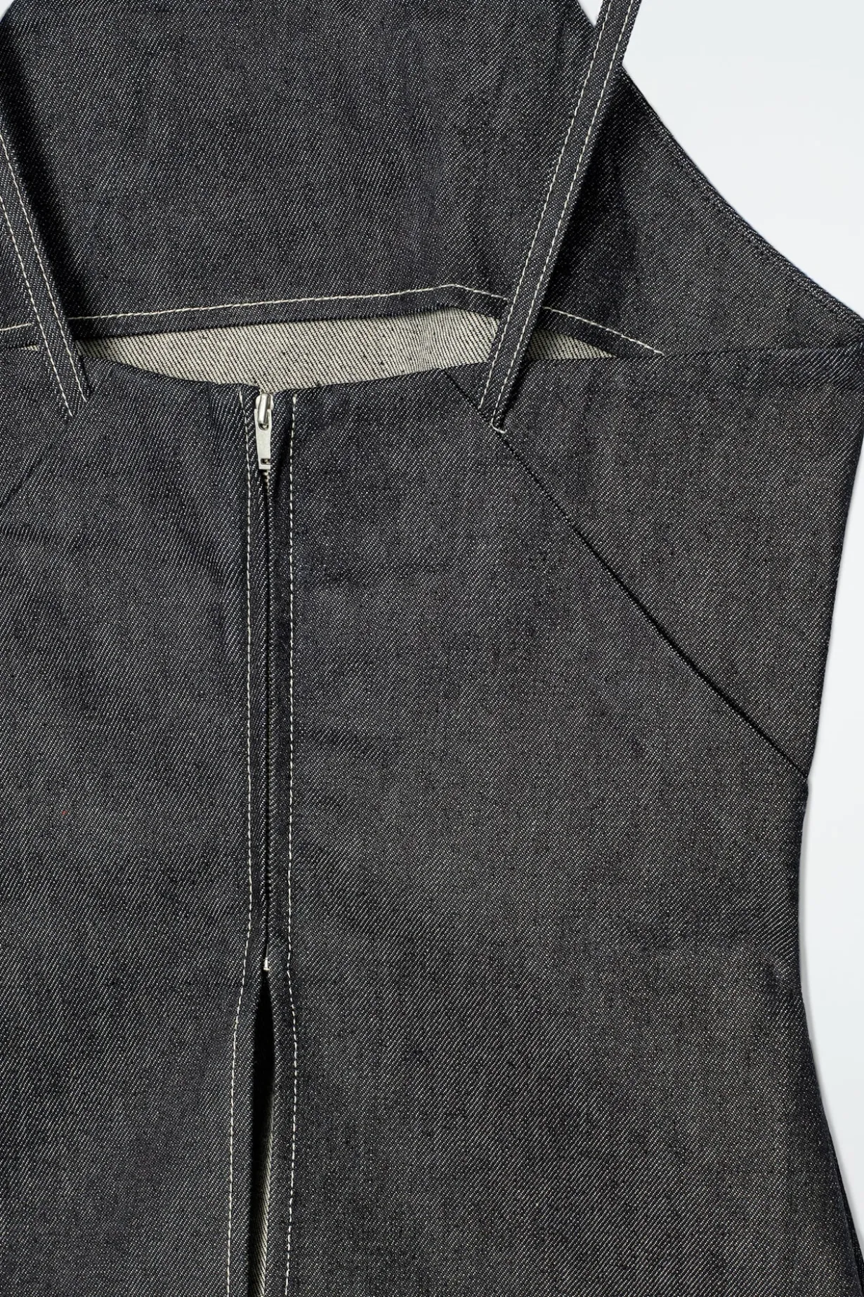 ÄRMELLOSES TOP AUS RAW DENIM