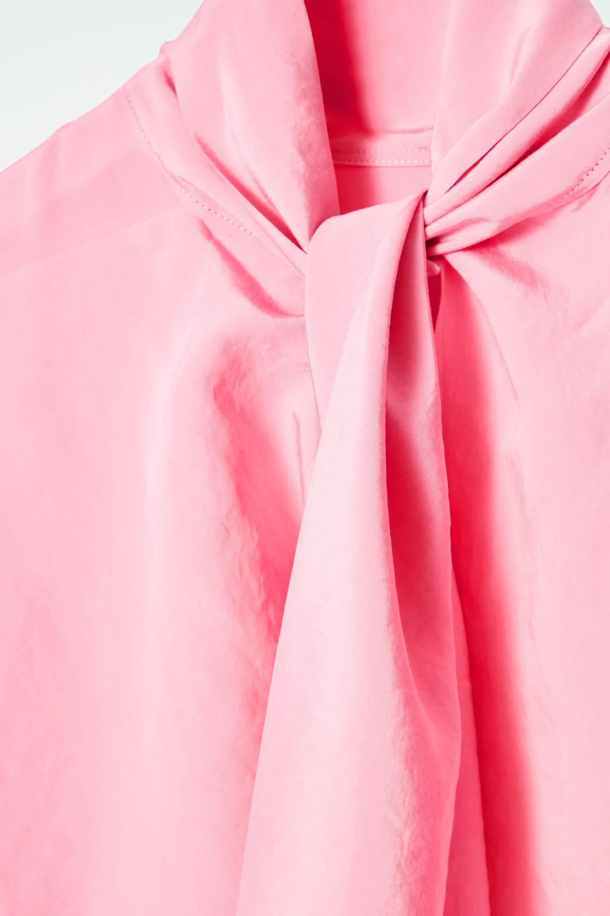 RUND GESCHNITTENE BLUSE MIT BÄNDERN