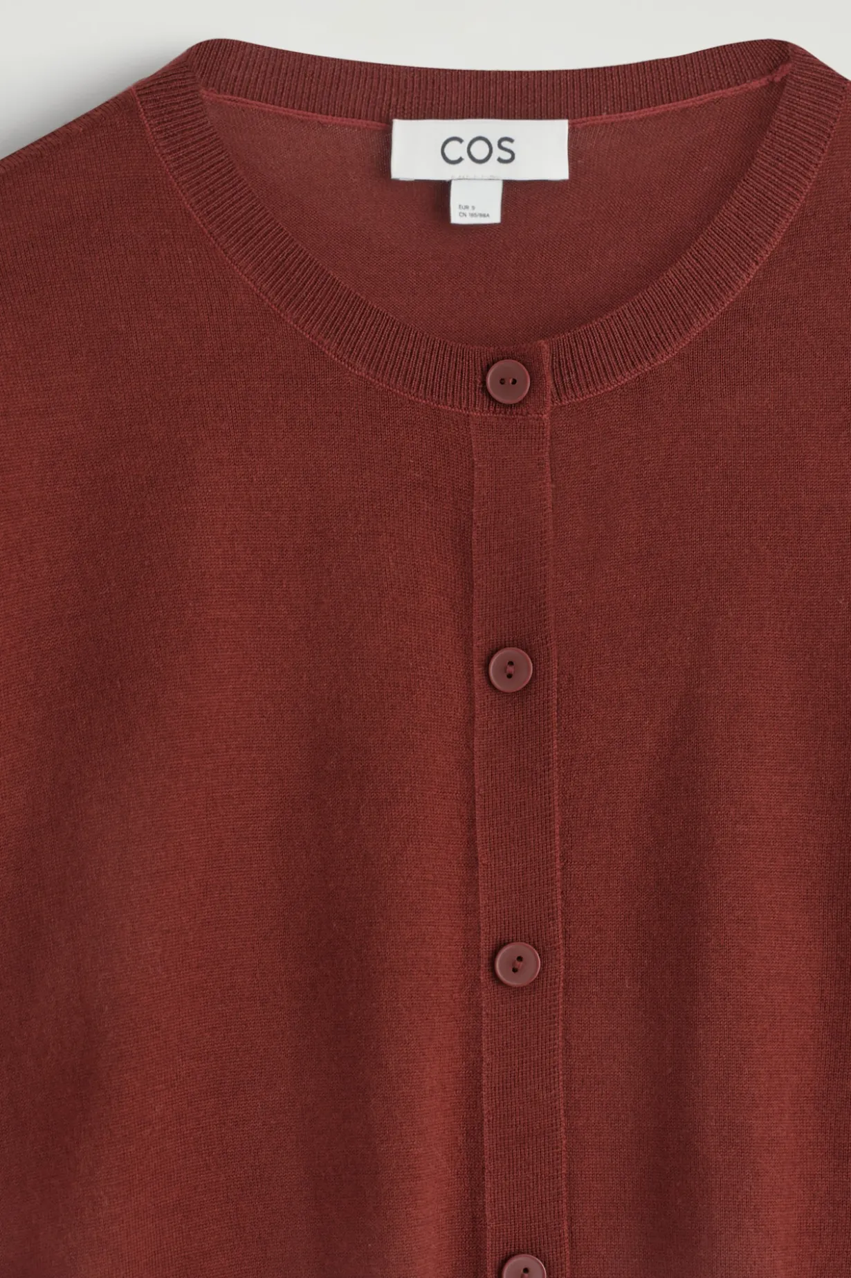 RUND GESCHNITTENE STRICKJACKE AUS MERINOWOLLE