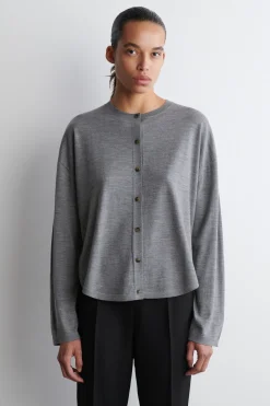 RUND GESCHNITTENE STRICKJACKE AUS MERINOWOLLE