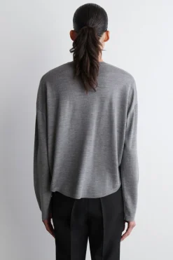 RUND GESCHNITTENE STRICKJACKE AUS MERINOWOLLE