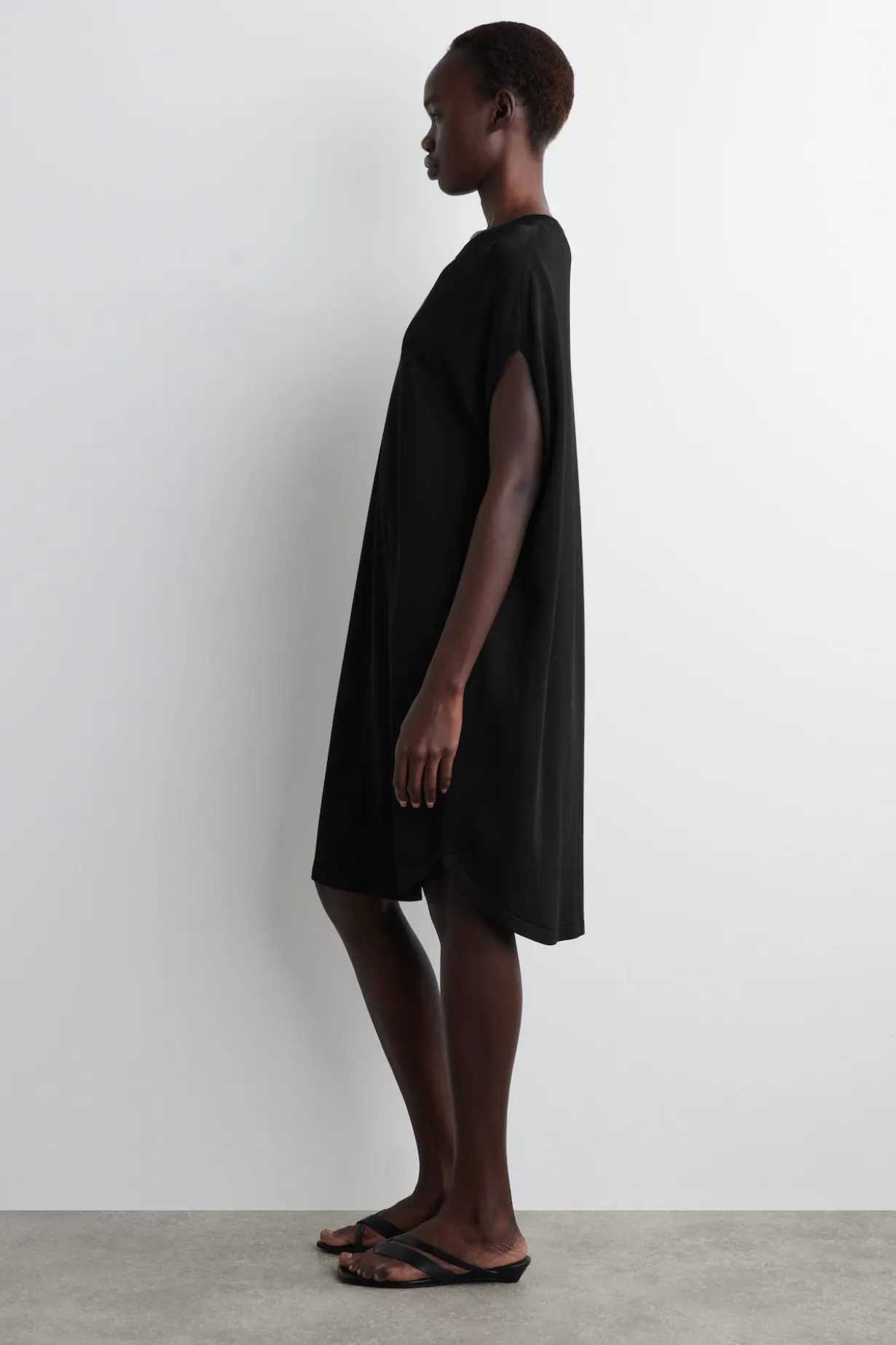RUND GESCHNITTENES STRICKKLEID