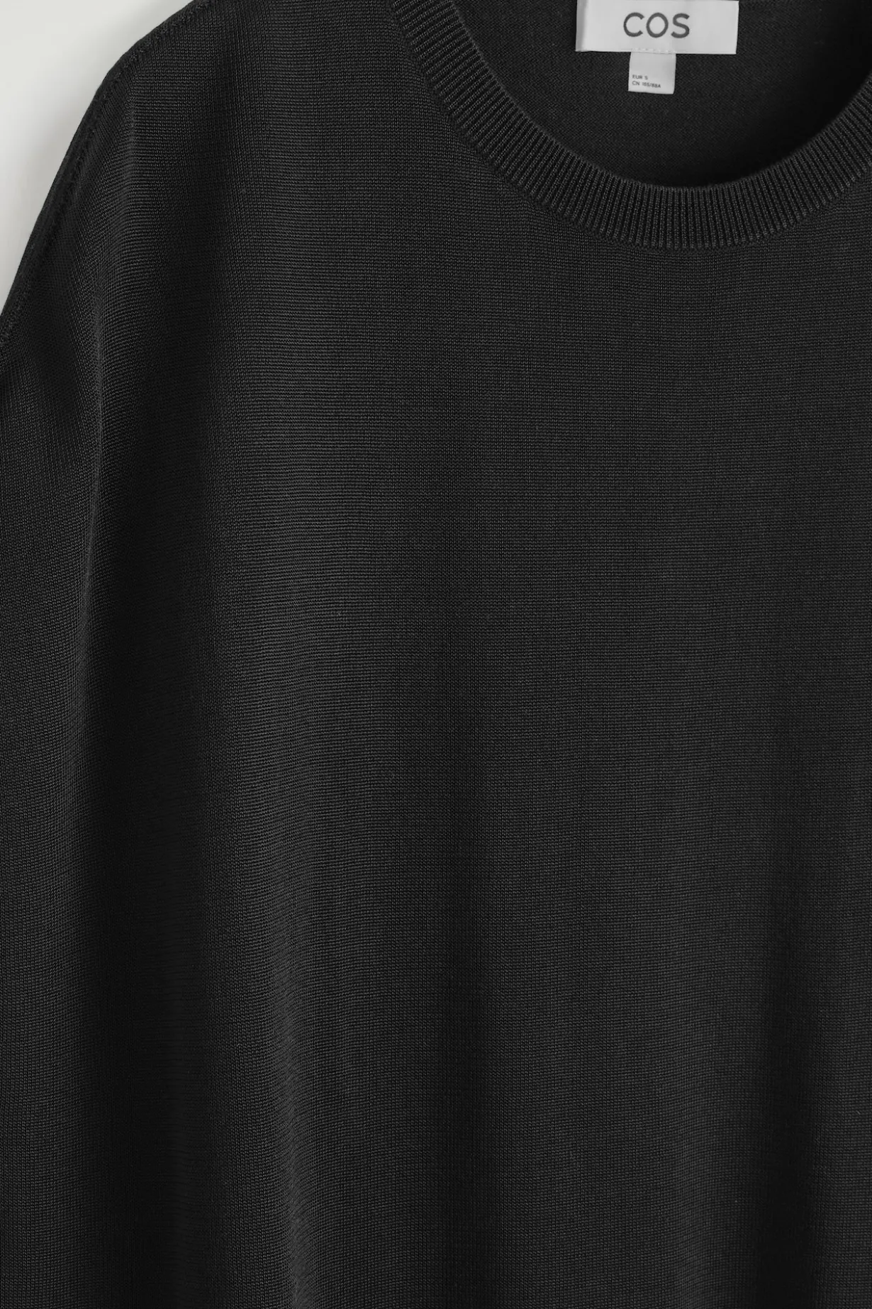 RUND GESCHNITTENES STRICKKLEID