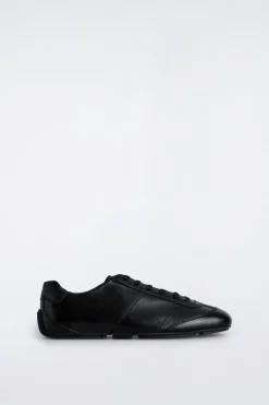 SCHLICHTE SNEAKERS AUS LEDER