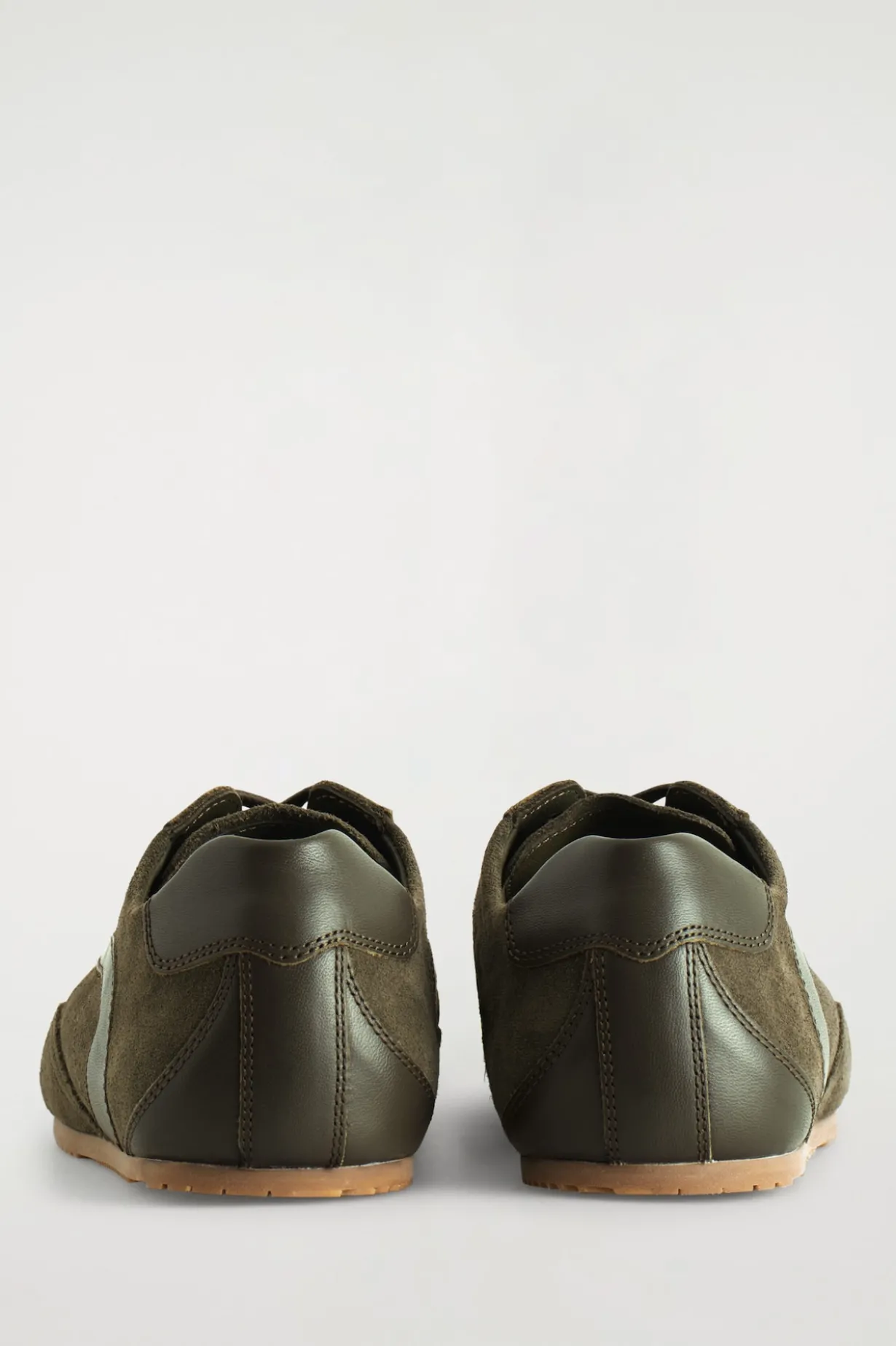 SCHLICHTE SNEAKERS AUS LEDER