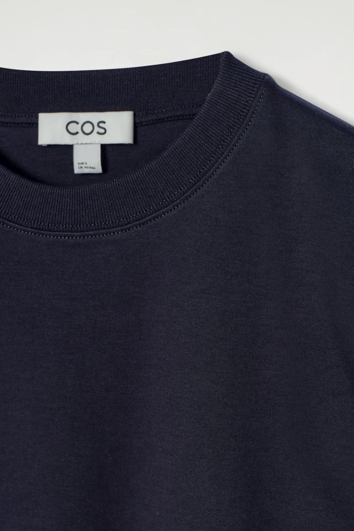 SCHLICHTES T-SHIRT MIT NORMALER PASSFORM