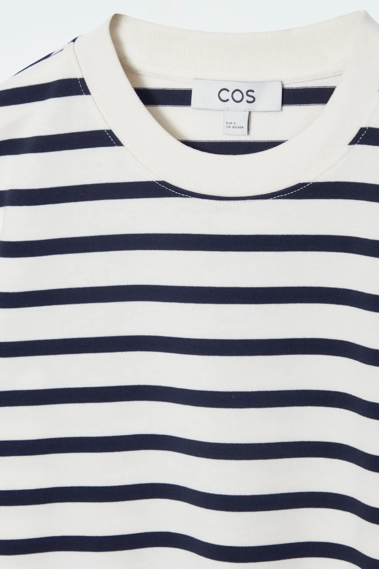 SCHLICHTES T-SHIRT MIT NORMALER PASSFORM