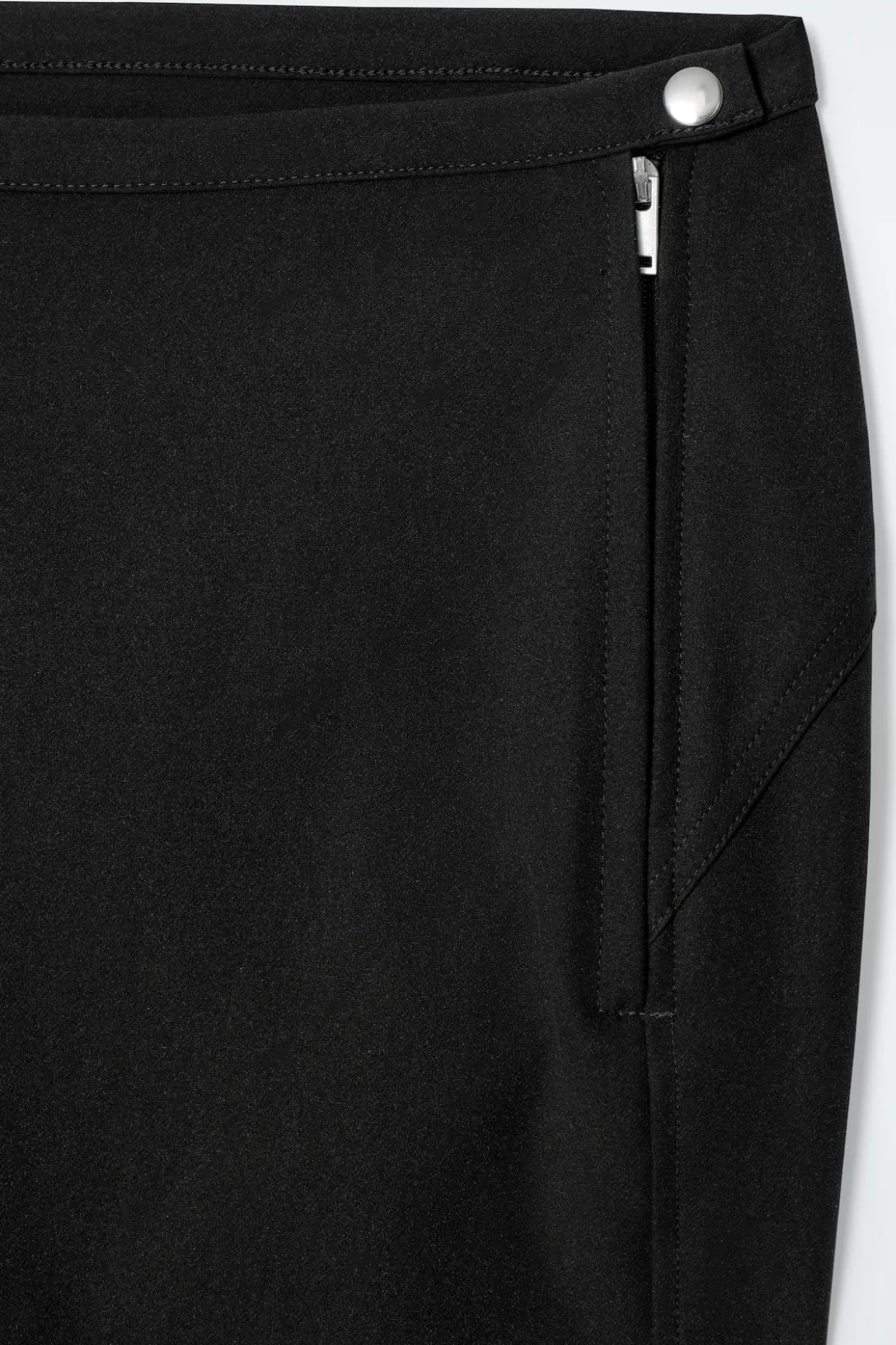 SCHMAL GESCHNITTENE CAPRIHOSE