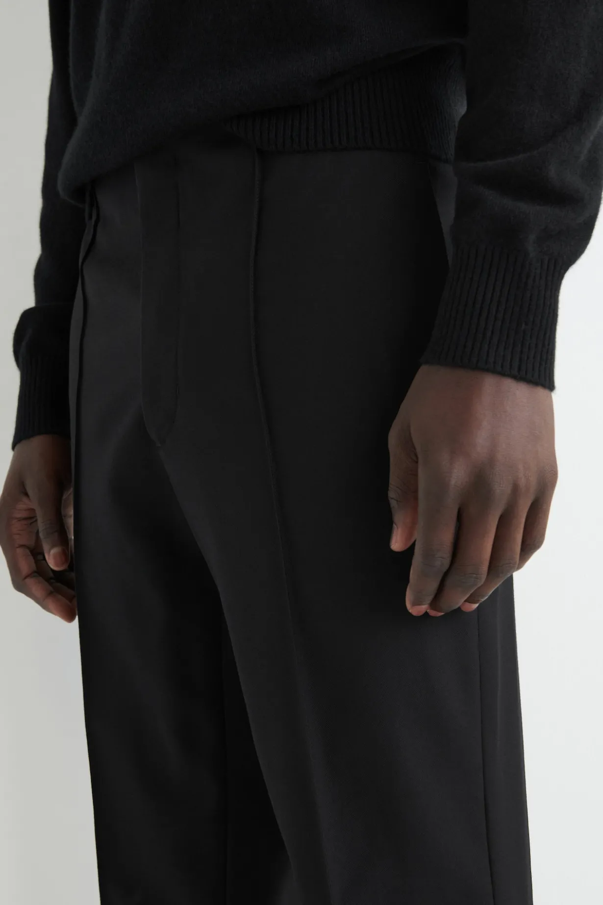 SCHMAL GESCHNITTENE WOLLHOSE