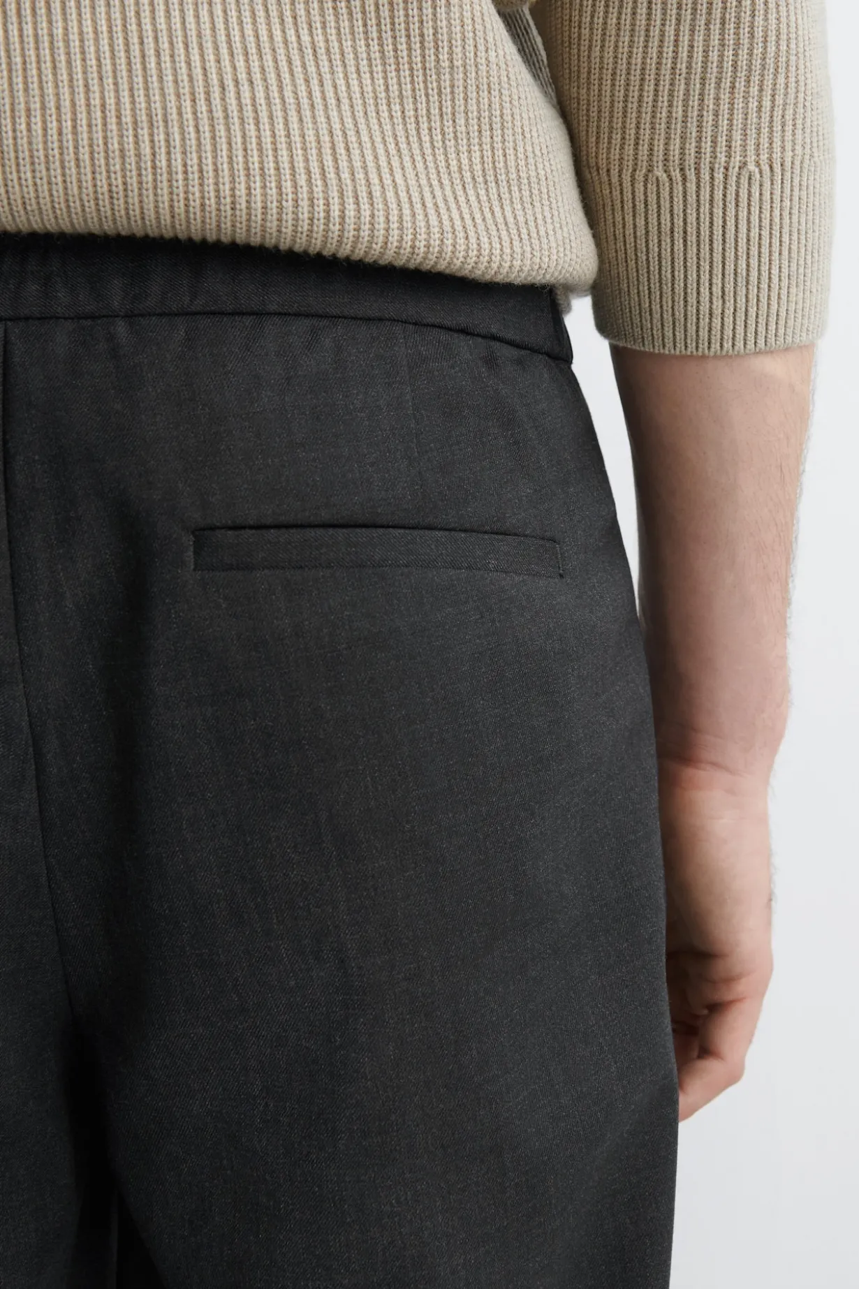 SCHMAL GESCHNITTENE WOLLHOSE