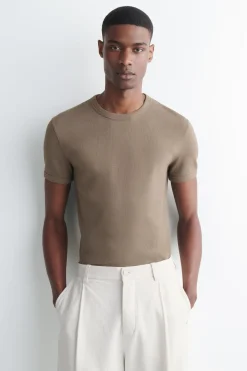 SCHMAL GESCHNITTENES GERIPPTES BAUMWOLL-T-SHIRT