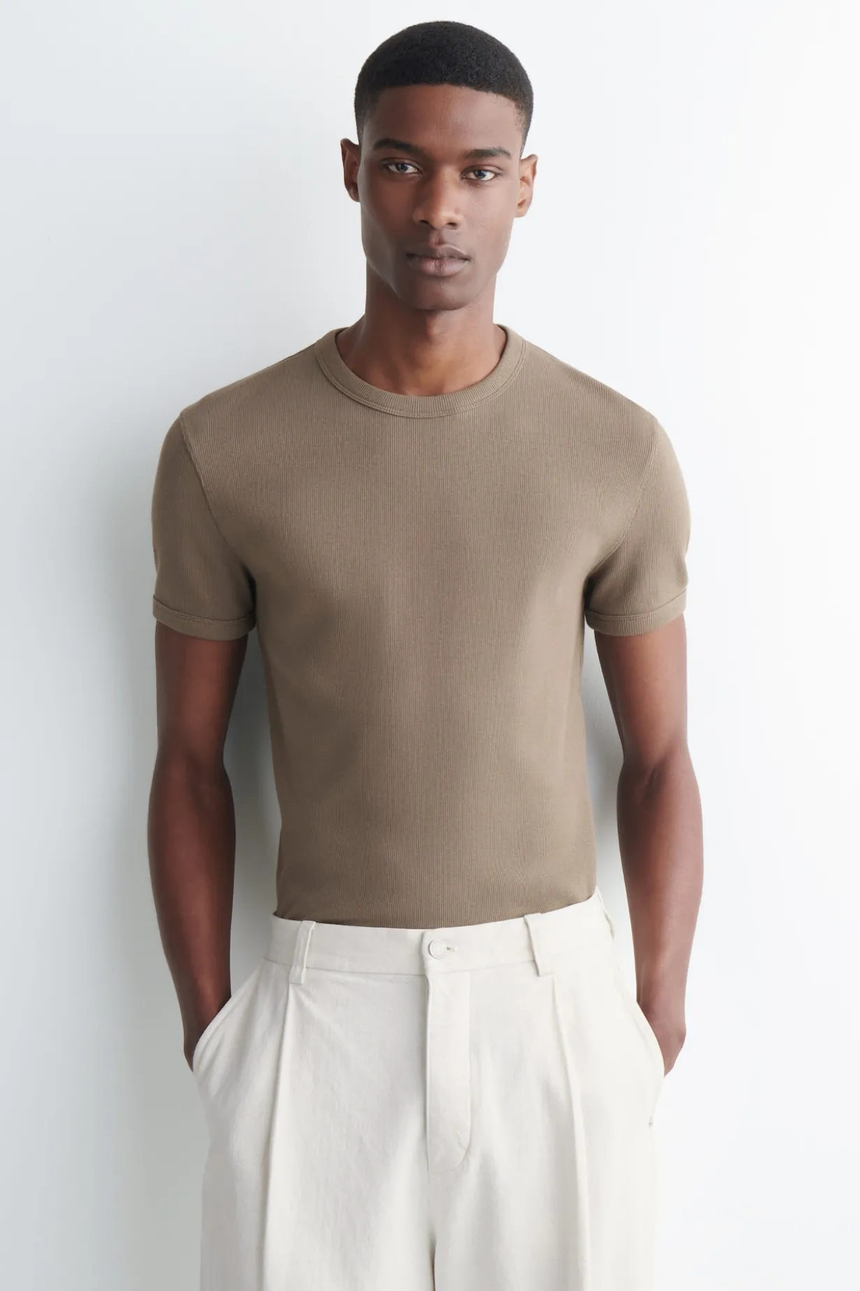 SCHMAL GESCHNITTENES GERIPPTES BAUMWOLL-T-SHIRT