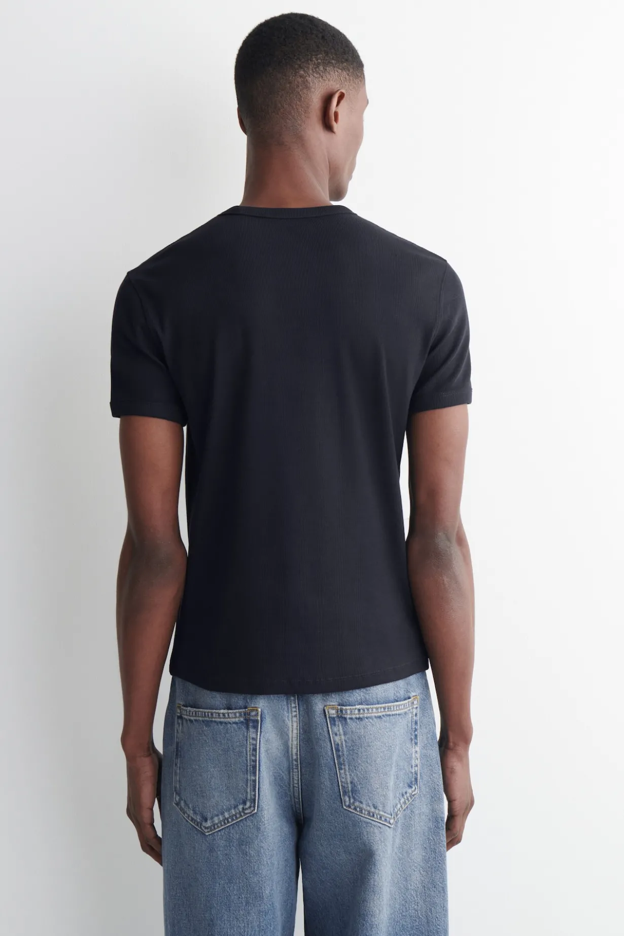 SCHMAL GESCHNITTENES GERIPPTES BAUMWOLL-T-SHIRT