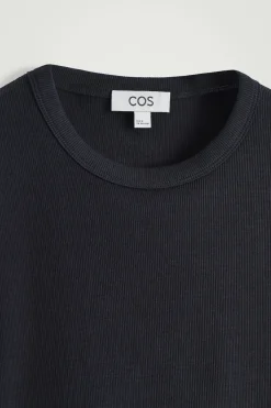 SCHMAL GESCHNITTENES GERIPPTES BAUMWOLL-T-SHIRT