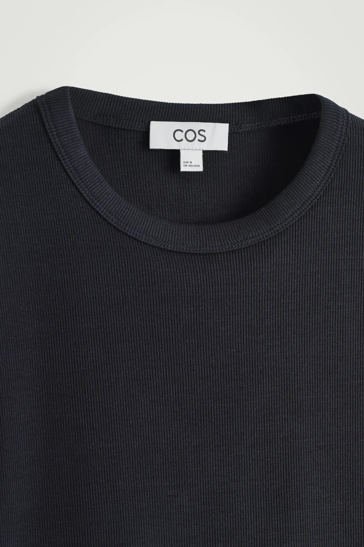 SCHMAL GESCHNITTENES GERIPPTES BAUMWOLL-T-SHIRT