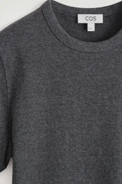 SCHMAL GESCHNITTENES GERIPPTES BAUMWOLL-T-SHIRT
