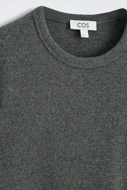 SCHMAL GESCHNITTENES GERIPPTES BAUMWOLL-T-SHIRT